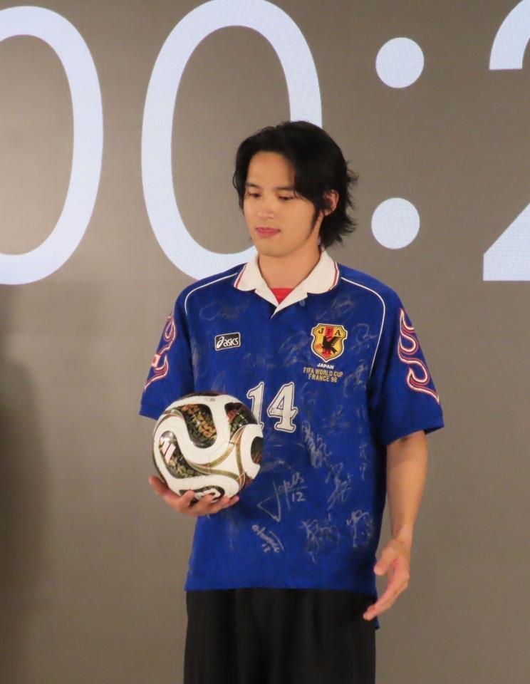 サッカーボールを手に持つ水上恒司