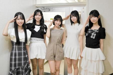 デイリースポーツ中国本部を訪れた（左から）曽我部あこ、森末妃奈、甲斐心愛、濵田響、島田紗香