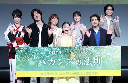 舞台あいさつを盛り上げた（前列左から）チェ・ジョンヒョプ、橋本環奈、勝地涼（左から）東村アキコ、加納愛子、山下美月、桜田通（撮影・金田祐二）