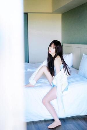 「ＣＡＮＤＹ　ＴＵＮＥ　村川緋杏１ｓｔ写真集　ｔｈｅ　Ｂｉｂｉａｎ」（宝島社）から