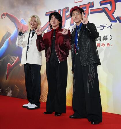 笑顔でポーズをきめるＭｒｓ．ＧＲＥＥＮ　ＡＰＰＬＥの（左から）藤澤涼架、大森元貴、若井滉斗（撮影・金田祐二）