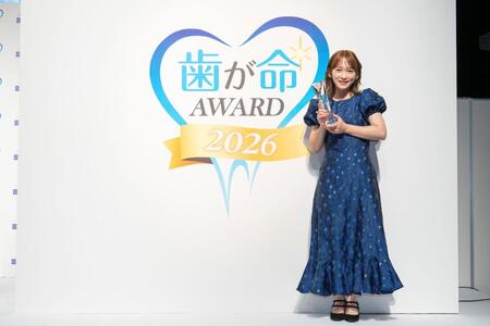 ブルーのワンピース姿で白い歯を輝かせた川栄李奈