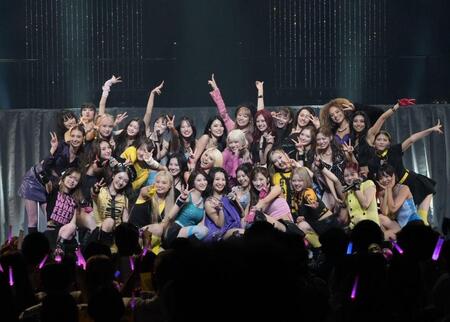 ６組総勢３３人のＬＤＨガールズたちがステージに一堂に会した