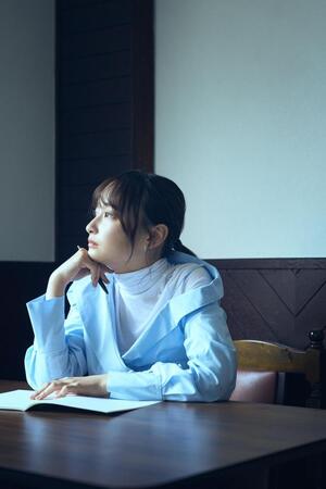 エッセイ集「影まで愛して」を発売した影山優佳（撮影：神藤剛）