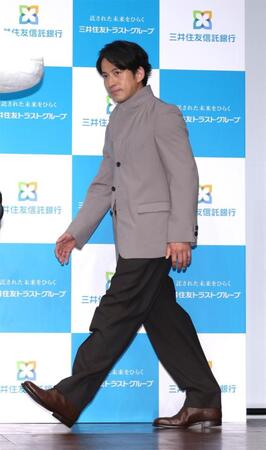 登壇する岡田准一（撮影・西岡　正）