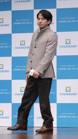 登壇する岡田准一（撮影・西岡正）