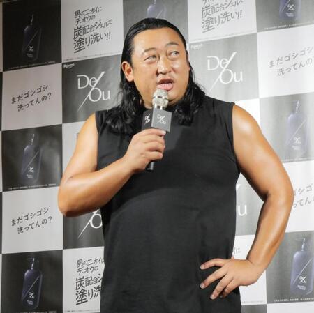 登場から体がテカテカの秋山竜次