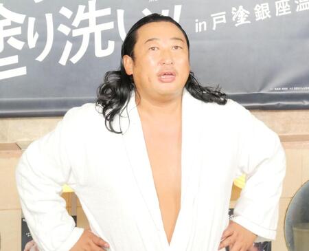 バスローブ姿で登場した秋山竜次