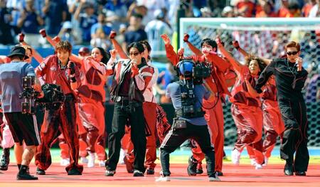 ハーフタイムショーで楽曲を披露するＢＴＳ（共同）＝２０日