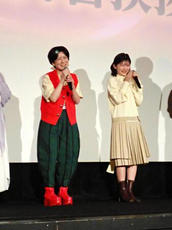 「映画クレヨンしんちゃん　奇々怪々！オラの妖怪バケ～ション」の初日舞台あいさつを行った小林由美子（左）と伊藤沙莉