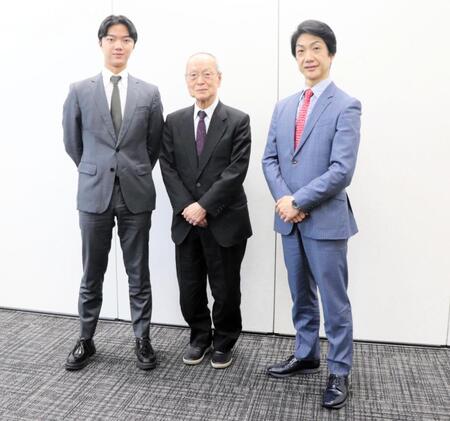 記者懇談会に出席した（左から）野村裕基、野村万作、野村萬斎