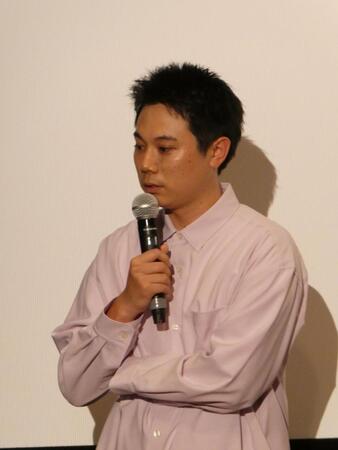 涙を流す上坂龍之介監督