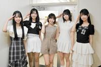 デイリースポーツ中国本部を訪れた（左から）曽我部あこ、森末妃奈、甲斐心愛、濵田響、島田紗香