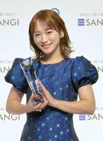 トロフィーを手に白い歯を輝かせた川栄李奈