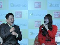 仲良くトークする津田篤宏（左）、伊藤百花