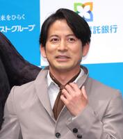 えりを直す岡田准一（撮影・西岡正）