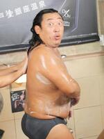 手が届かない背中を洗ってもらい目を丸くする秋山竜次