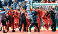 ハーフタイムショーで楽曲を披露するＢＴＳ（共同）＝２０日