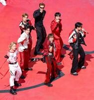 ハーフタイムショーで楽曲を披露するＢＴＳ（共同）＝２０日