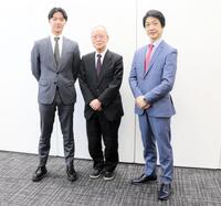 記者懇談会に出席した（左から）野村裕基、野村万作、野村萬斎