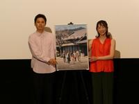 撮影に応じる（左から）上坂龍之介監督、荻野友里