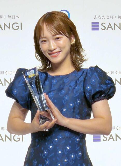 トロフィーを手に白い歯を輝かせた川栄李奈