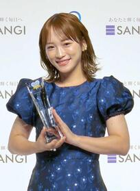 トロフィーを手に白い歯を輝かせた川栄李奈