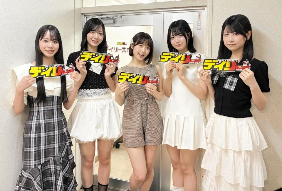 デイリースポーツ中国本部を訪れた（左から）曽我部あこ、森末妃奈、甲斐心愛、濵田響、島田紗香