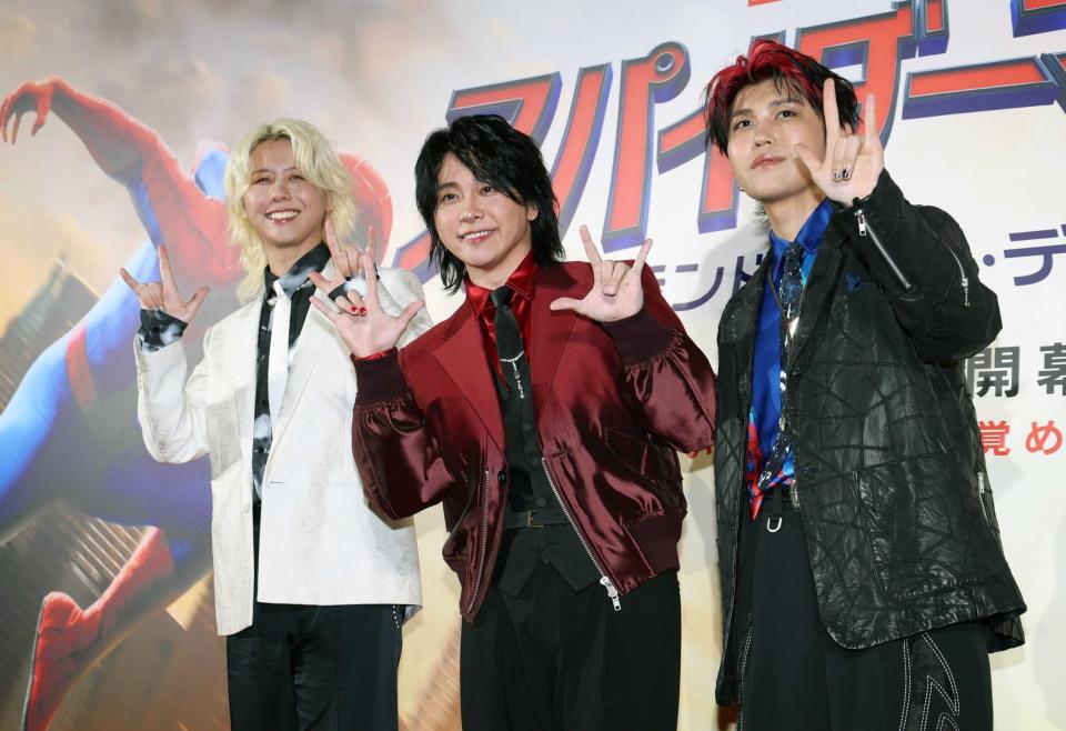 笑顔でポーズを決めるＭｒｓ．　ＧＲＥＥＮ　ＡＰＰＬＥの（左から）藤澤涼架、大森元貴、若井滉斗