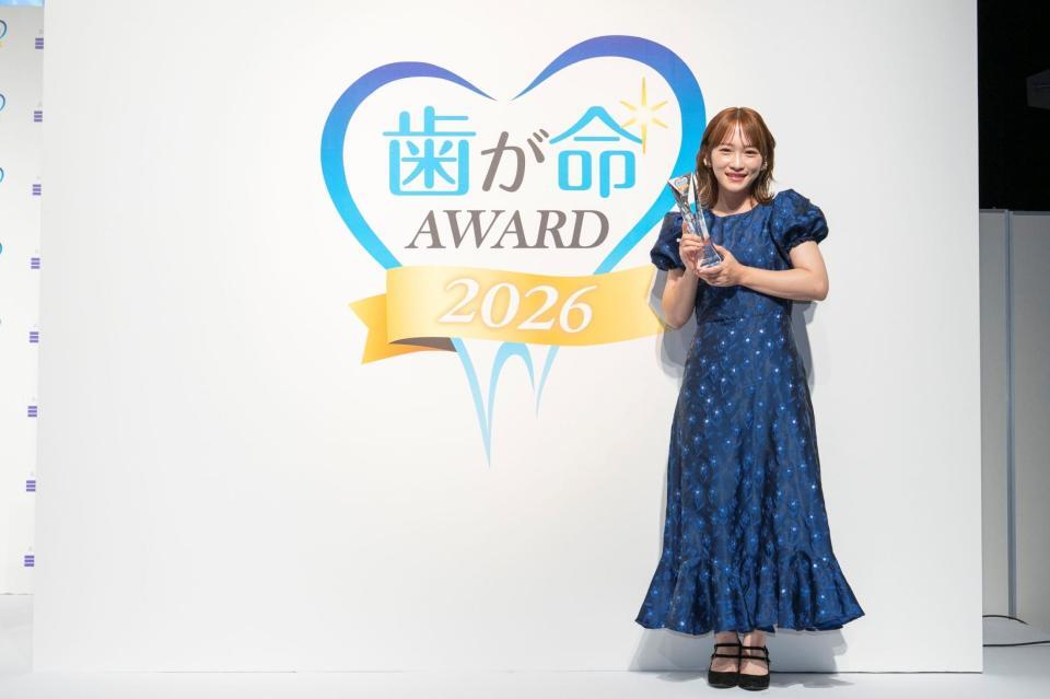 ブルーのワンピース姿で白い歯を輝かせた川栄李奈