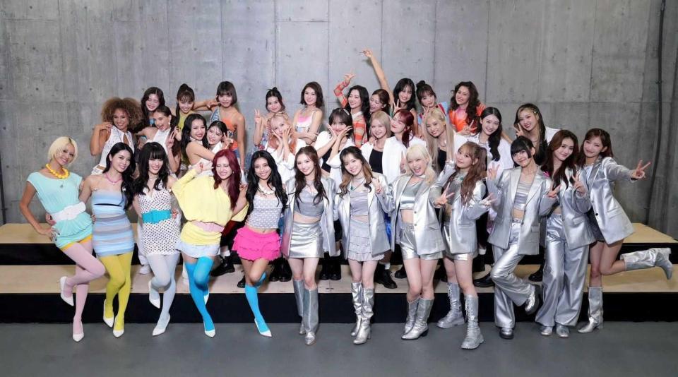 ポーズをとるＬＤＨ所属の女性グループ６組