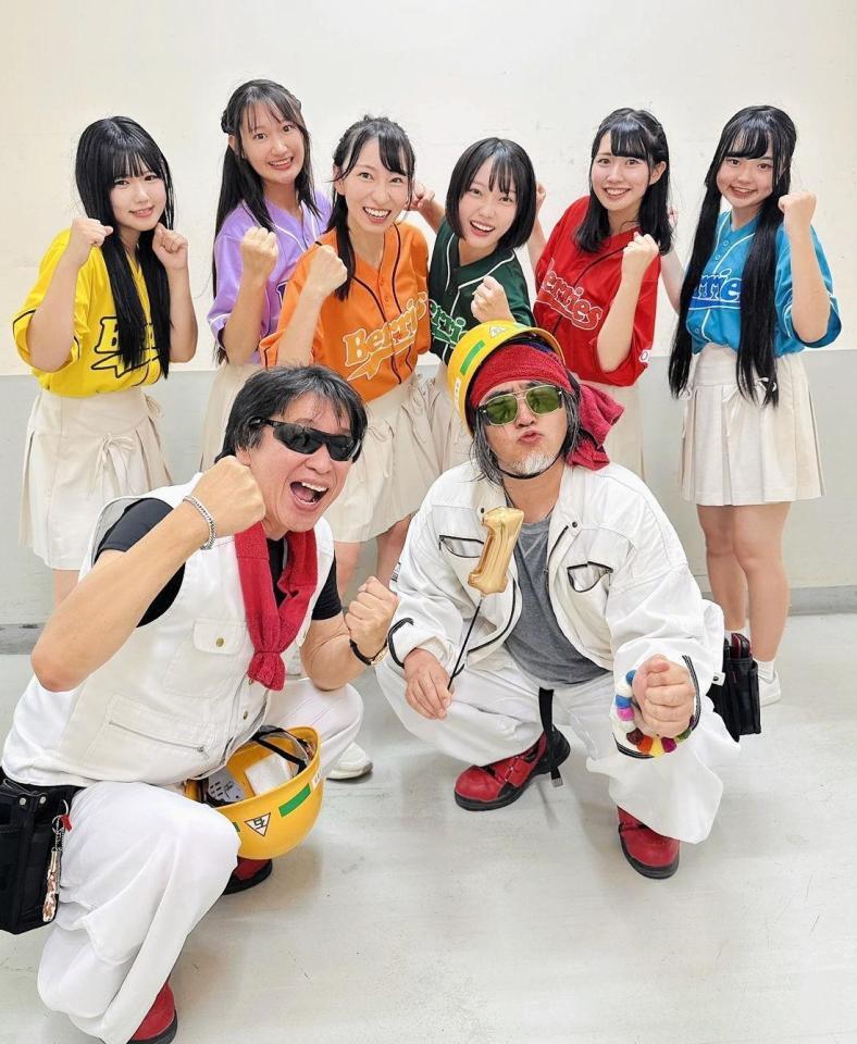 メジャーデビュー１周年記念ライブを行ったＴあんどＴ（前列）とゲスト出演したＫＯＢｅｒｒｉｅＳ♪