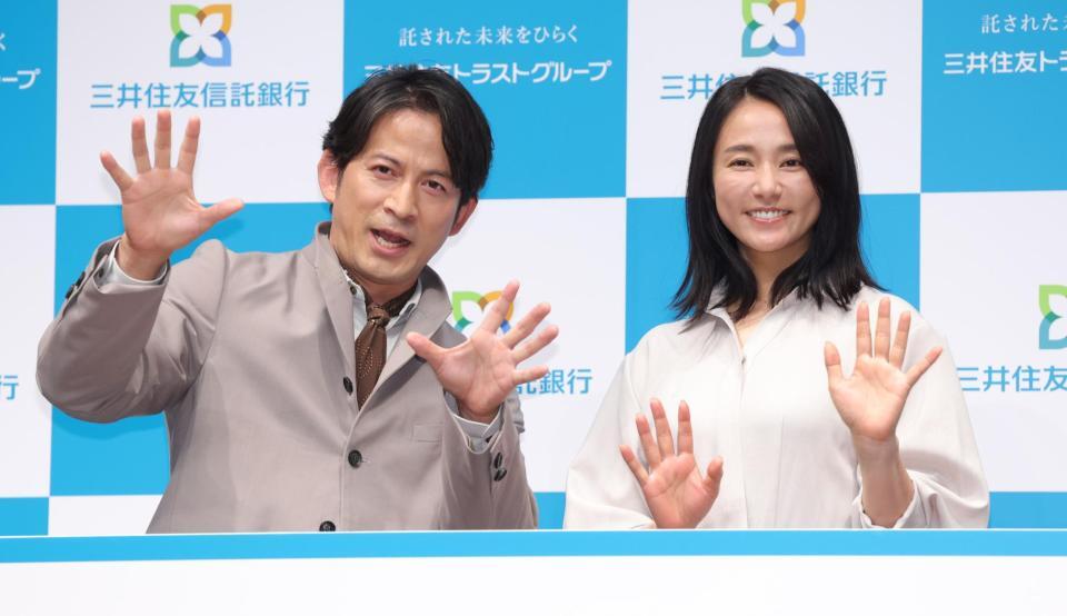新ＣＭ発表会でポーズを決める岡田准一（左）と木村文乃（撮影・西岡正）