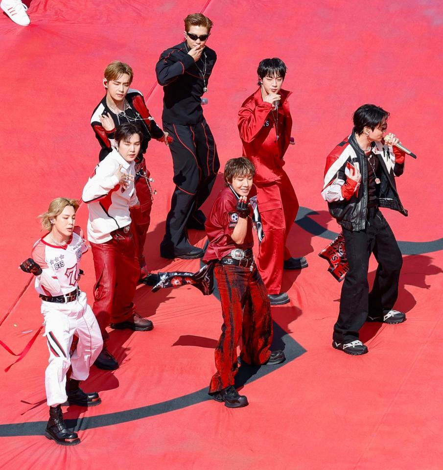 ハーフタイムショーで楽曲を披露するＢＴＳ（共同）＝２０日