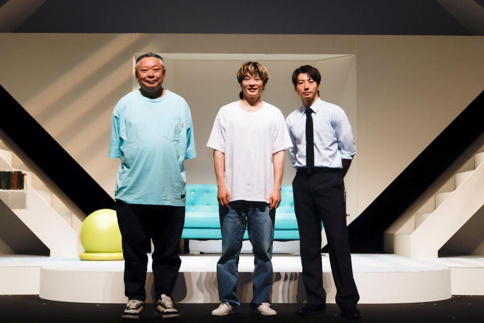 公開ゲネプロに臨んだ（左から）鈴木おさむ、田中圭、矢崎広