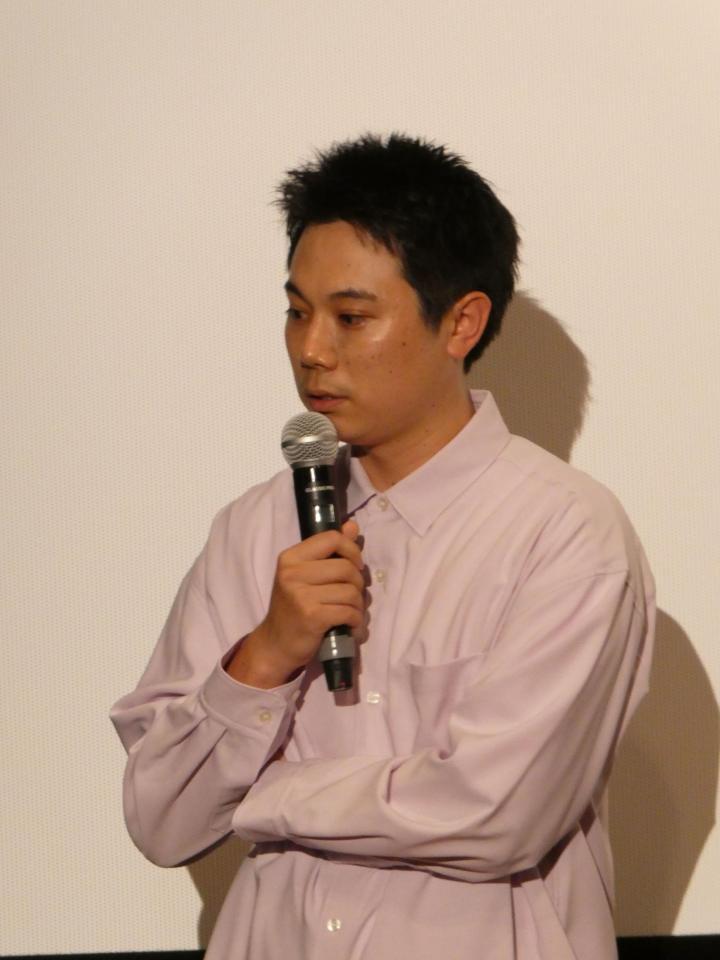 涙を流す上坂龍之介監督