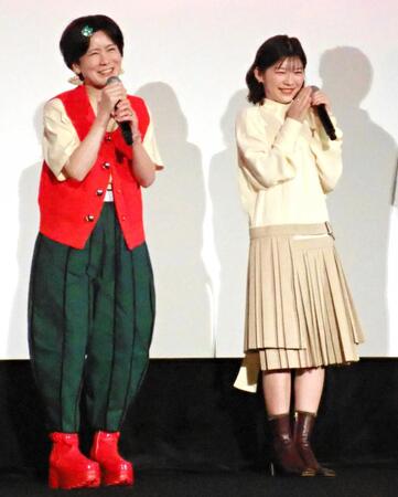 「映画クレヨンしんちゃん　奇々怪々！オラの妖怪バケ～ション」の初日舞台あいさつを行った小林由美子（左）と伊藤沙莉