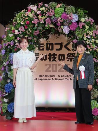 イベントに出席した本田望結（左）と東京都の小池百合子知事