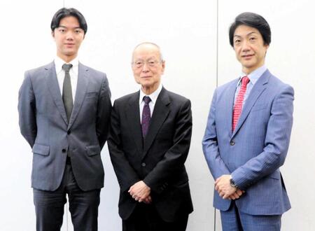 記者懇談会に出席した（左から）野村裕基、野村万作、野村萬斎