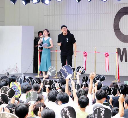 ファンの大声援に笑顔を見せるＨＩＫＡＫＩＮ