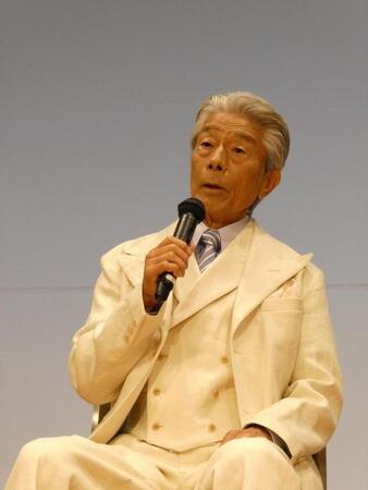 トークを行う倉田保昭