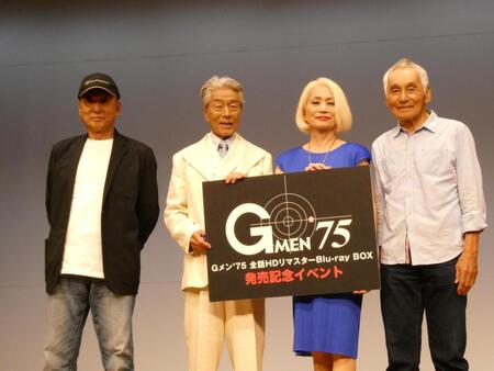 撮影に応じる（左から）伊吹剛、倉田保昭、藤田三保子、岡本富士太