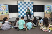 子供達に読み聞かせを行う松井ケムリ