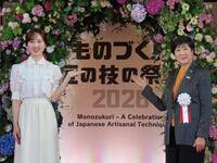 イベントに出席した本田望結（左）と東京都の小池百合子知事