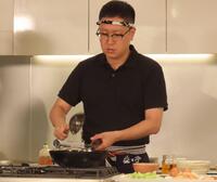 「銀次チャーハン」を調理するドンデコルテの渡辺銀次