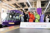 ラッピング列車「飛鳥・藤原　四神ライナー」の出発式に登場した市川紗椰（左から４人目）