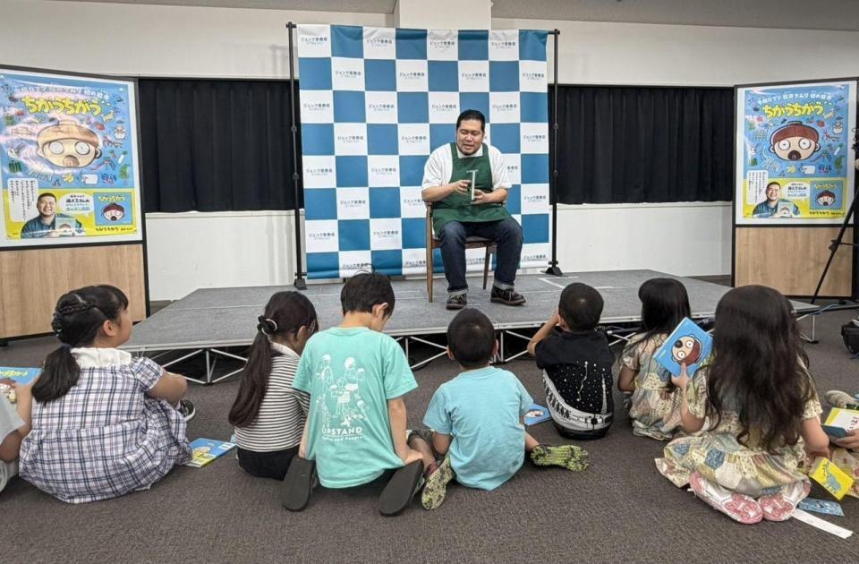 子供達に読み聞かせを行う松井ケムリ
