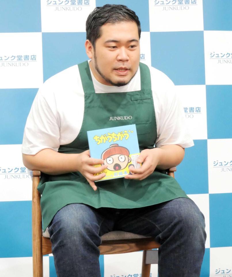 子供達に読み聞かせを行う松井ケムリ