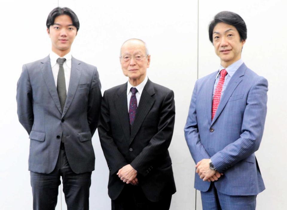記者懇談会に出席した（左から）野村裕基、野村万作、野村萬斎