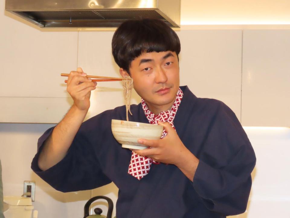 監修した「赤木そば」を披露するたくろう・赤木裕